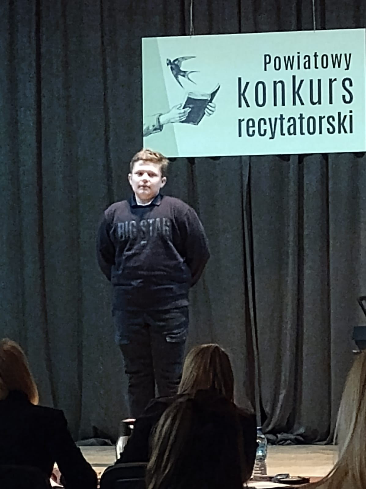 Uczniowie podczas Powiatowego Konkursu Recytatorskiego Mały OKR 2024